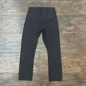 Lululemon Wunder Under leggings size 4